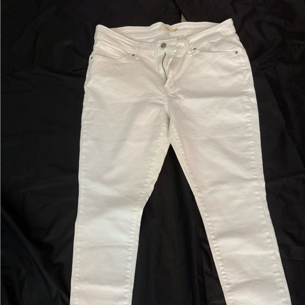 WHITE LEVI’S BRAND NEW WITH OUT TAGS.